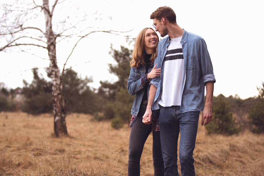 Frisch verheiratetes Paar beim Fotoshooting in der Fröttmaninger Heide