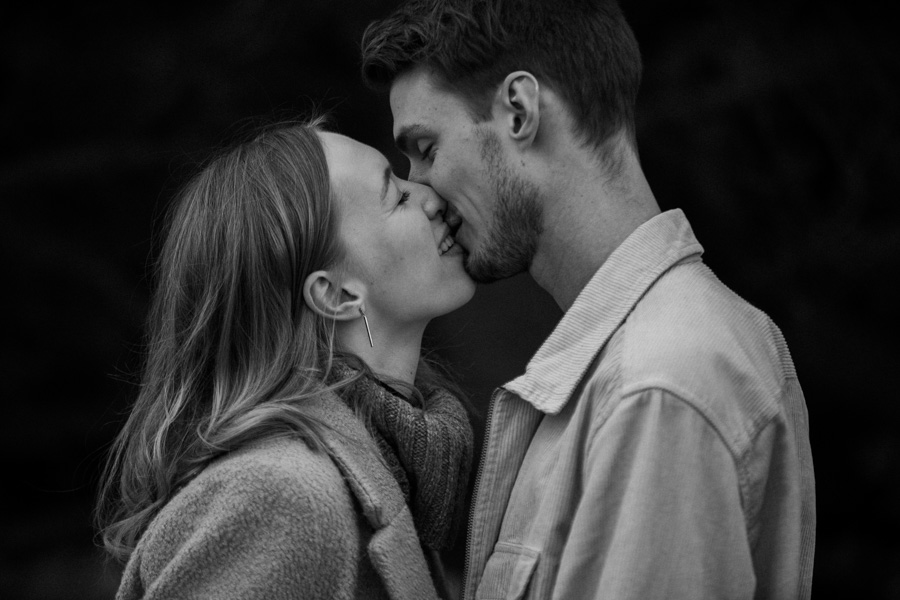 Verliebtes Paar küsst sich beim Fotoshooting in München